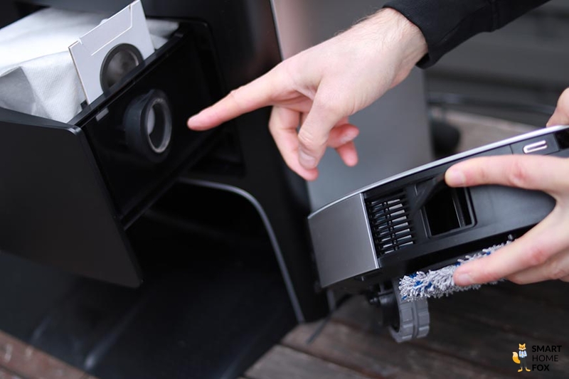 The compartment with the dust bag of the Ecovacs Deebot X1 Station can be seen in the close-up view.